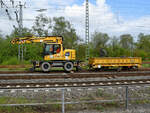 Ein Zweiwegebagger LIEBHERR 922 Rail auf Schienen unterwegs, so gesehen im April 2024 in Bochum-Langendreer.