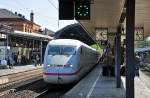 ICE 2, mit Steuerwagen in Front, bei der Ausfahrt vom Hbf Bonn in Richtung Kln - 08.04.2011