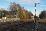 Borken (Westf.), Stellwerk Bf mit Ausfahrtsignal, 14.04.2013, abends. Zu erkennen sind auch die Sperrsignale der noch verbliebenen zwei Bereitstellungsgleise. Das Foto entstand, nachdem die Rodungsarbeiten auf dem Gebiet des alten Güterbahnhofareals abgeschlossen waren. Ein paar Monate später hatte die Botanik das Gelände wieder zurückerobert, bis dann im März 2014 das Gelände endgültig vom Lärmschutzwall überbaut wurde.