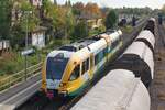 Bahnhof Brandenburg Altstadt,  ODEG  Stadler GTW 2/6 VT 646.042 als RB51 von Brandenburg an der Havel nach Rathenow, ein gemischter Güterzug wartet am Signal auf die Ausfahrt. 2022,10,17