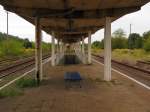 Der einzige noch vorhandene Bahnsteig in Braunsbedra; 07.09.2010