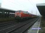 218 455 ist mit einem aus Schadwagen gebildeten Zug in Braunschweig angekommen am 28. Februar 2008 (die Wagen sind mit silberner Grafiti besprht worden).