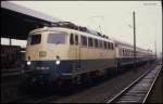 110462 wartet vor dem internationalen D 2442 nach Hengelo am 5.4.1989 um 16.51 Uhr im HBF Braunschweig auf die Abfahrt.