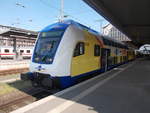 Hier steht eine Metronom Garnitur mit sieben Wagen und einer Lok der Baureihe 146 kurz vor der Abfahrt auf dem RE 4 im Hauptbahnhof von Bremen.