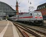 146 554-1 schiebt einen IC2 in den Hauptbahnhof Bremen.
