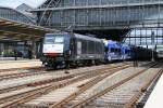 145 086-5 mit Autotransportzug durch den Hauptbahnhof Bremen in Richtung Norden.