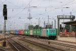 185 615-2 kam am 19.06.2014 mit einem Containerzug in Fahrtrichtung Süden durch den Hauptbahnhof Bremen.