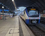 NordWestBahn 440 215, Linie RS1 nach Verden (Aller), auf Gleis 5, Bremen Hbf am 25. Januar 2026. Links, auf Gleis 6, ICE 411 012/512 'Freie und Hansestadt Hamburg' als ICE 1577 (Bremen-Karlsruhe).