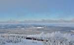 Zwischen den fast endlosen Nadelwald schnauft 99 7234-0 mit dem P8941 den Brocken hinauf. Durch das klare Wetter konnte man bis weit ins Flachland und über große Teile des Harzes sehen. 

Brocken 06.01.2017