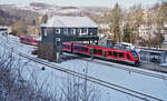 Der 620 027 von Lüdenscheid nach Köln trifft am 11.01.2026 im Bahnhof Brügge (Westf) ein.