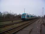 ALX 84148 nach Lindau, welcher 3 Kurswagen als ALX 84168 nach Oberstdorf am Zugschluss mitfhrte, erreichte am 05.04.2013 gerade den Bahnhof von Buchloe und stellte eine bunte Abwechslung im tristen