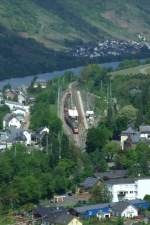 Unbekannter Gterzug mit unterschiedlichen Wagen rollt durch den Bullayer Umweltbahnhof Richtung Trier, gesehen am 13. Mai von der Marienburg aus. Im Hintergrund ist die Mosel.
Bullay, der 13.5.2012