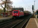 185 340 durchfährt am 08.11.08 mit einem Güterzug den Bahnhof Burgkemnitz in Richtung Berlin.