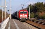 185 277 zieht einen LKW-Walter-Zug durch Burgkemnitz in Richtung Bitterfeld, hier bei der Durchafhrt durch Burgkemnitz.