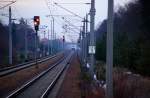 ES 64 U2 - 100 der Hupac wartet am 05.02.09 bei Burgkemnitz auf die Streckenfreigabe. Auf dem  richtigen  Streckengleis fuhr kurz zuvor ein IC mit BR 120 durch.