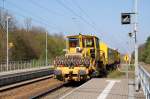 Nachschuss auf die Schotterprofiliermaschine, welche am 13.04.09 durch Burgkemnitz Richtung Berlin fuhr.