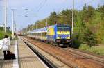 146 522 berholt mit ihrem InterConnex nach Leipzig Hbf in Burgkemnitz die RB nach Halle(S).