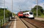 Whrend 152 124 immer noch auf die Weiterfahrt wartet, braust ein ICE-T an ihr Richtung Berlin vorbei.