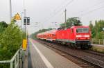 Bei strmendem Regen schiebt 143 927 am 12.06.09 ihre RB aus Burgkemnitz nach Wittenberg.
