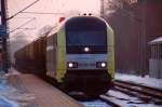 ER 20 003 zieht am 22.01.10 einen Schotterzug durch Burgkemnitz Richtung Wittenberg.