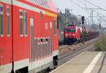 Als am 19.04.11 im Bahnhof Burgkemnitz die RB nach Wittenberg einfuhr, kam genau in diesem Moment 185 370 mit einem Schwenkdachwagenzug aus dieser Richtung in Richtung Bitterfeld gefahren.