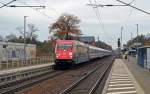 Am trben 11.11.12 bespannte 101 016 den IC 2355 von Frankfurt(M) nach Binz. Hier zieht 101 016 ihren Zug durch Burgkemnitz Berlin entgegen.