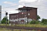 Blick auf das ehemalige Stellwerk B1.Es wurde 1999 mit der Bauform GS II DR in Betrieb genommen und ging 2003 mit dem Umbau auf ESTW außer Betrieb.