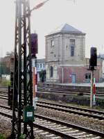 Zwischen alten Lichtsignalen und Fahrleitungsmasten hindurch sieht man den alten Wasserturm des Hbf Chemnitz, 16.10.07