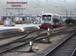 Blick vom Bahnsteig 1/2 auf Gleis 3 mit der bereitstehenden City-Bahn (VT 513) nach Burgstdt. An dem Tag ausnahmsweise vom Gleis 3, da am Gleis 1 der  Zug der Erinnerung  samt wartenden Besuchern stand.
Im Hintergrund die leider verwaiste Ladenmeile des Chemnitzer Hbf.
Chemnitz, am 14.5.08 um 16.59 Uhr.