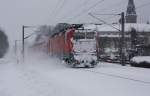 BR 143 926 kmpft sich am 15.12.2010 kurz vor dem Hp.