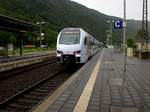 429 117 (Stadler Flirt 160) von DB Regio Südwest mit BR 2300 (Stadler KISS) der CFL an der Spitze als RE1 bzw. RE11 nach Koblenz Hbf fährt aus dem Bahnhof Cochem (Mosel) bei regnerischem Wetter. [26.6.2016]