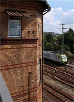 Am Cottbuser Stellwerk -    Blick von der Brücke der Bahnhofstraße vorbei am Klinkerbau des Stellwerks auf dieGleise des östlichen Vorfeldes des Cottbusser Hauptbahnhofes mit einer Lok