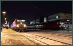 Bahnverkehr vor 10 Jahren: Zwei 143 warten mit ihren RE-Zügen am Abend des 04.12.2010 in Cottbus auf die Abfahrt.