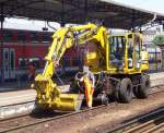 Baufahrzeug der Firma Terex steht am 13.05.2008 im Cottbuser Hbf. Der Arbeiter muss die Schrauben auflesen, welche von den anderen Arbeitern von den Schienen abgeschlagen wurden. Vermutlich werden hier die Schwellen ausgetauscht.