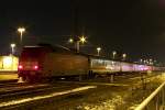 101 069-3 ist gerade mit dem IC2131 aus Emden Auenhafen in den Cottbuser Hbf, auf Gleis 4, reingefahren. Jetzt bleibt er solange am Bahnsteig stehen, bis das Reinigungspersonal durch ist. Dann werden NUR die Waggons durch die Waschanlage gefhrt. Die Lok bekommt einen extra Abstellplatz, wo sie wahrscheinlich die ganze Nacht wartet auf die nchste Schicht. Warum kann sie nicht auch durch die Waschanlage fahren?