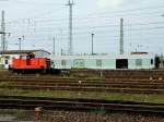 Ein alter Gepckwagen dient in Cottbus als Lagerraum. Links wartet 362 567-0 alias  Raffael 18  auf weitere Aufgaben. (5.10.2009)