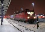 101 124-6 rstete nun, nach dem Lokwechsel, auf fr die weitere Fahrt mit dem EC 248  Wawel  nach Hamburg-Altona. COttbus den 27.12.2010 

