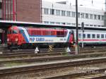 Den IC 274 Hamburg - Krakau bernimmt am 15.08.05 die polnische SU46-048 im Bf Cottbus.