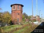 Am strahlenden 30.Okt.05 reckt sich der Wasserturm am Bf Peitz Ost (stlich von Cottbus), gegenber dem Kraftwerk Jnschwalde in die Morgensonne. Auch das dahinterliegende Backstein-Bahnhofsgebude ist - trotz Leerstand - noch sehr attraktiv!