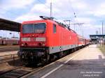 Ein Unikat blieb diese orange Fahrzielaneigeanlage in einer 143er. Sie sollte testen ob die Anzeige so besser u. weiter lesbar ist. Das Gert ist inzwischen ausgebaut, die Lok steht stiilgelegt auf dem Gbf Cottbus (einige Gleise weiter links). Schade um beides. RB28848 nach Falkenberg/E. im Bf Cottbus, 24.07.05. 