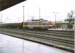 132 563-8 mit Personenzug Ri Zittau im Bahnhof Cottbus, im Hintergrund teilweise verdeckt 243-257-7
Scanfoto: Uwe Wstenhagen 1991