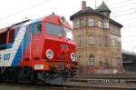 Die SU46-037 vor dem Stellwerk B23 in Cottbus.