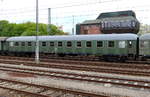 Alter Personenwagen mit der Nummer D-DB 51 80 22-43 210-9 abgestellt im Bahnhof Crailsheim vorm Stellwerk am 17.05.2018