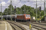 185 005 fuhr am 20.8.14 mit einem Güterzug aus Nürnberg in Crailsheim auf dem bahnsteiglosen Gleis 6 ein.