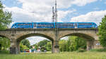 Ein 642er in „Bahnland-Bayern“-Farben auf der Jagsbrücke in Crailsheim.