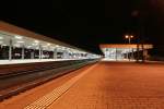 Hin und wieder soll auch eine Bahnhofsimpression nicht schaden. Der nchtliche Badische Bahnhof von Basel in der Nacht des 29.06.13.
Zu sehen sind die Gleise (v. r. n. li.) 2-4, fotografiert vom nrdlichen Ende des Bahnsteiggleises 3.

Nur das keine Fragen aufkommen: Das Gleis 1 ist ein reines Gter-Durchfahrtsgleis und ist hier im Bild nicht wirklich zu erkennen.