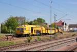 Blick auf eine Gleisstopfmaschine (Plasser & Theurer Unimat 09-32/4S Dynamic) der Hartung Bau, Ingenieur- Tief- und Straßenbau GmbH, die im Bahnhof Delitzsch unt Bf auf der Bahnstrecke