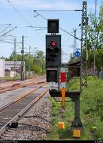 Blick auf ein Ausfahrsignal (Asig) in Form eines Ks-Signals im Bahnhof Delitzsch unt Bf auf der Bahnstrecke Trebnitz–Leipzig (KBS 251) Richtung Leipzig, das auf einem vergleichsweise kleinen