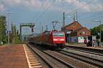 Hier schiebt 146 114-4  Baden-Württemberg erfahren  einen RE gen Norden aus dem Bahnhof von Denzlingen.