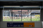 Ein Fenster zu den Bahnsteigen -    Kommt man in Dessau aus Richtung des Bauhauses zum Hauptbahnhof kann man vom rückwärtigen Treppenabgang durch eine Verglasung auf die Bahnsteige und